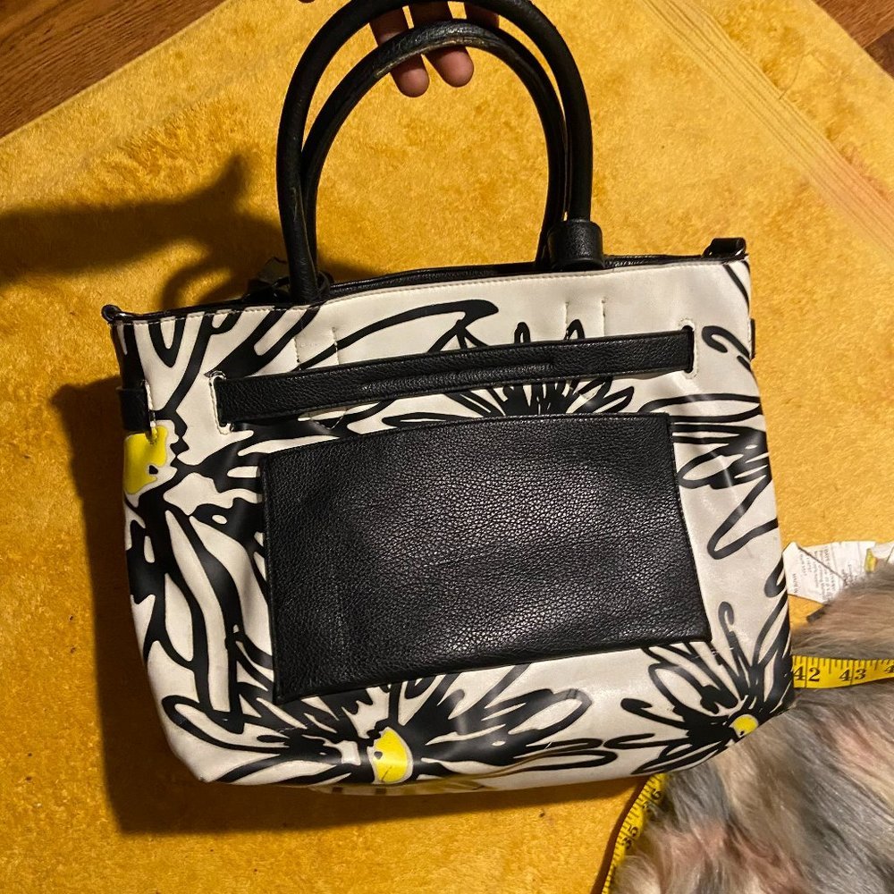 Reed Bag Daisies Black & White